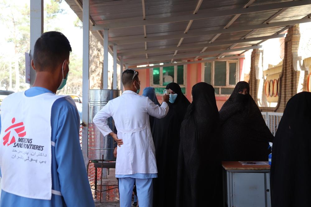  Des personnes sont dépistées dans un point de triage mis en place par MSF à l&#039;hôpital régional de Herat, dans l&#039;ouest de l&#039;Afghanistan. Juin 2020 