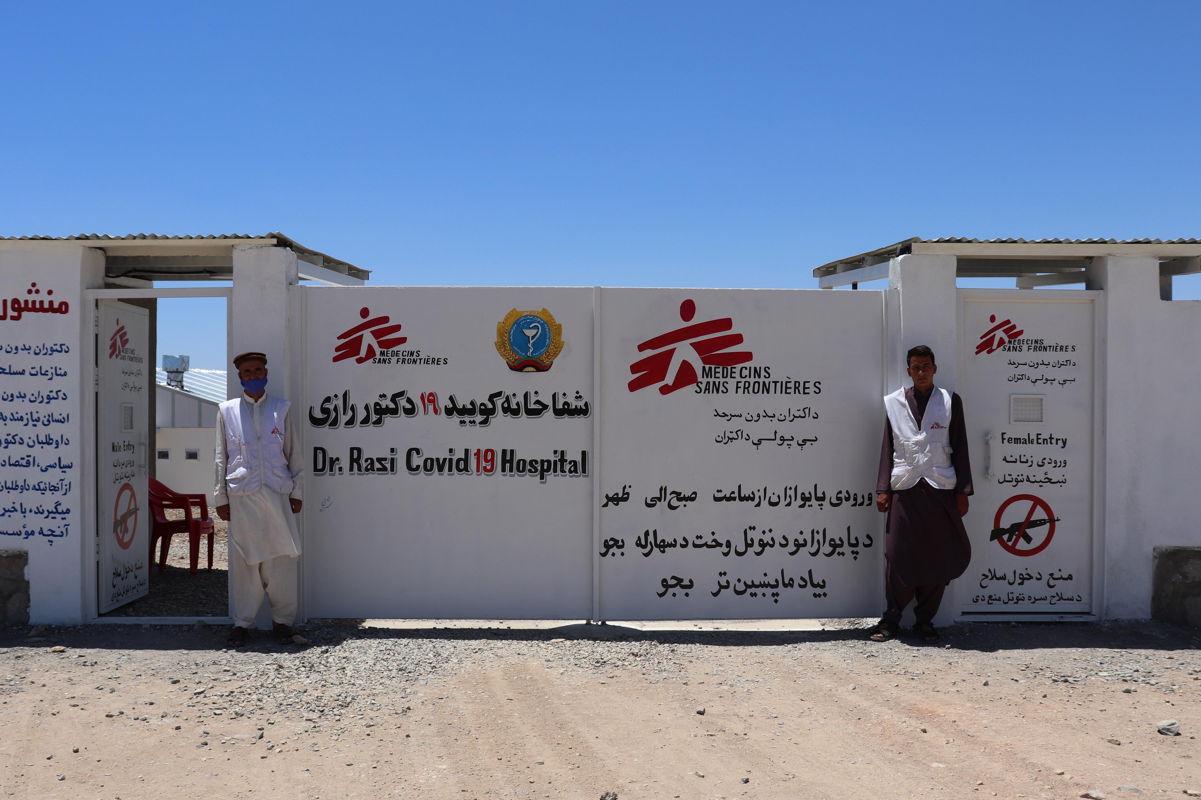 Des membres du personnel à l'entrée de notre nouveau centre de traitement du COVID-19 de 32 lits à Herat, où nous nous concentrons sur le traitement des patients atteints de COVID-19 sévère et nécessitant une oxygénothérapie. Afghanistan, juin 2020. 