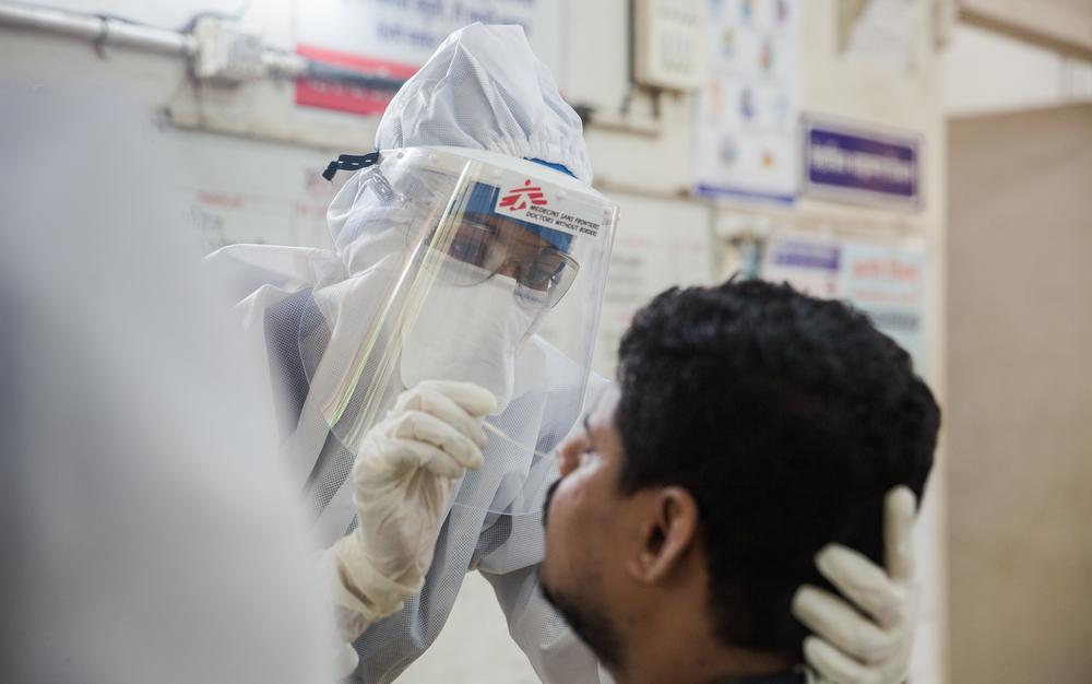 Le Dr Sharanya Ramakrishna, médecin MSF, prélève un échantillon par écouvillonnage dans la zone de collecte d&#039;échantillons du centre de santé COVID-19 de l&#039;hôpital Pandit Madan Mohan Malviya Shatabdi à Mumbai. 