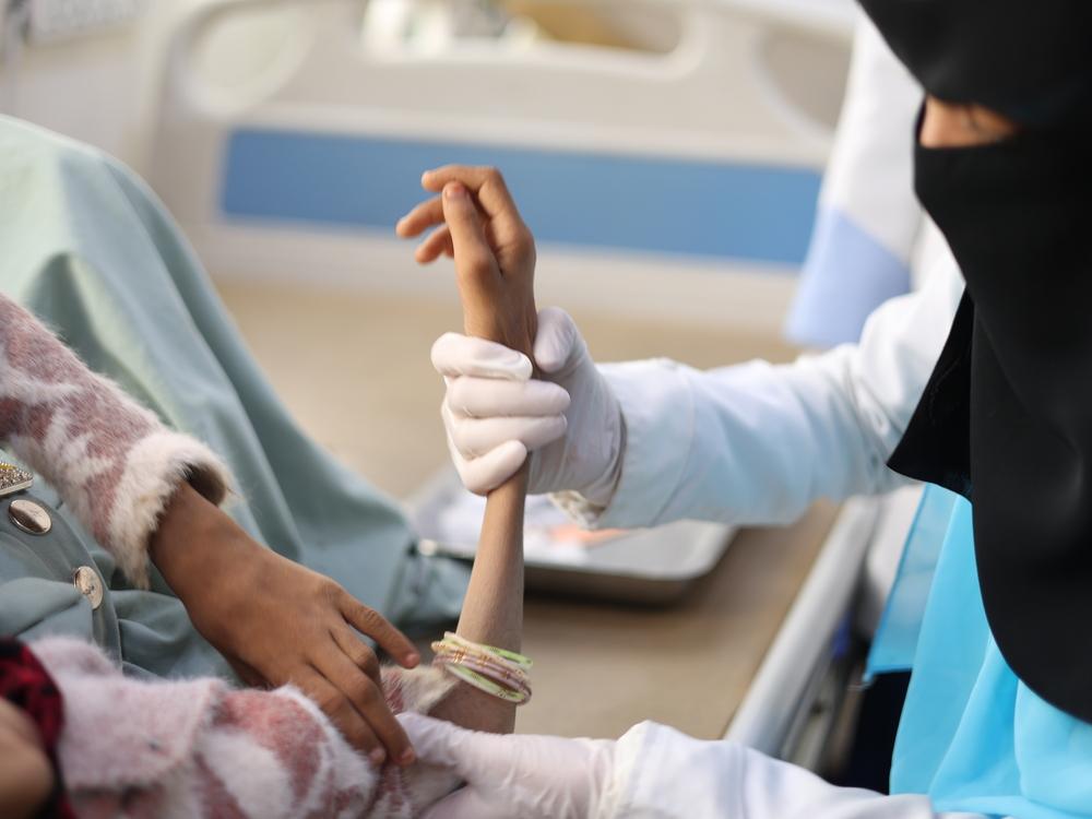 Une infirmière aide un enfant souffrant de malnutrition dans le service de malnutrition de l&#039;hôpital Khamer Al Salam. Amran, Yémen 2022. 