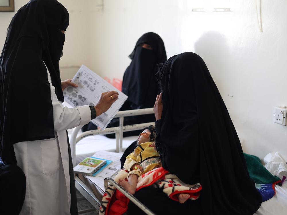 Des mères suivent une séance d&#039;information sur les comportements à adopter pour l&#039;allaitement maternel et la santé de leurs enfants. La séance a eu lieu dans le service de malnutrition de l&#039;hôpital Al Salam.  Amran, Yémen 2022. 