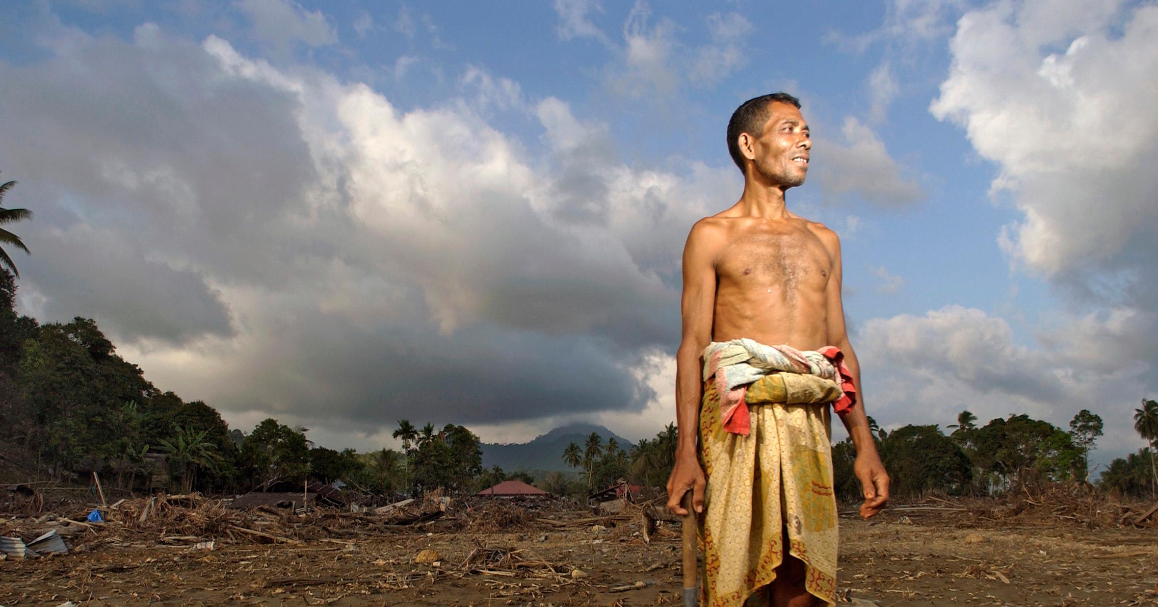 Abdul Muthalib, 45 ans, est l'un des chanceux qui ont survécu aux vagues du tsunami. Il a eu le temps de rassembler ses enfants et de grimper sur une colline.
