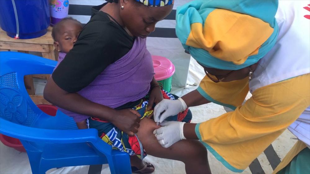 Naomi Kugonza, infirmière MSF, fournit à une femme le contraceptif auto-injectable à longue durée d'action Sayana® Press. Drodro, province de l'Ituri, République démocratique du Congo. Septembre 2020 