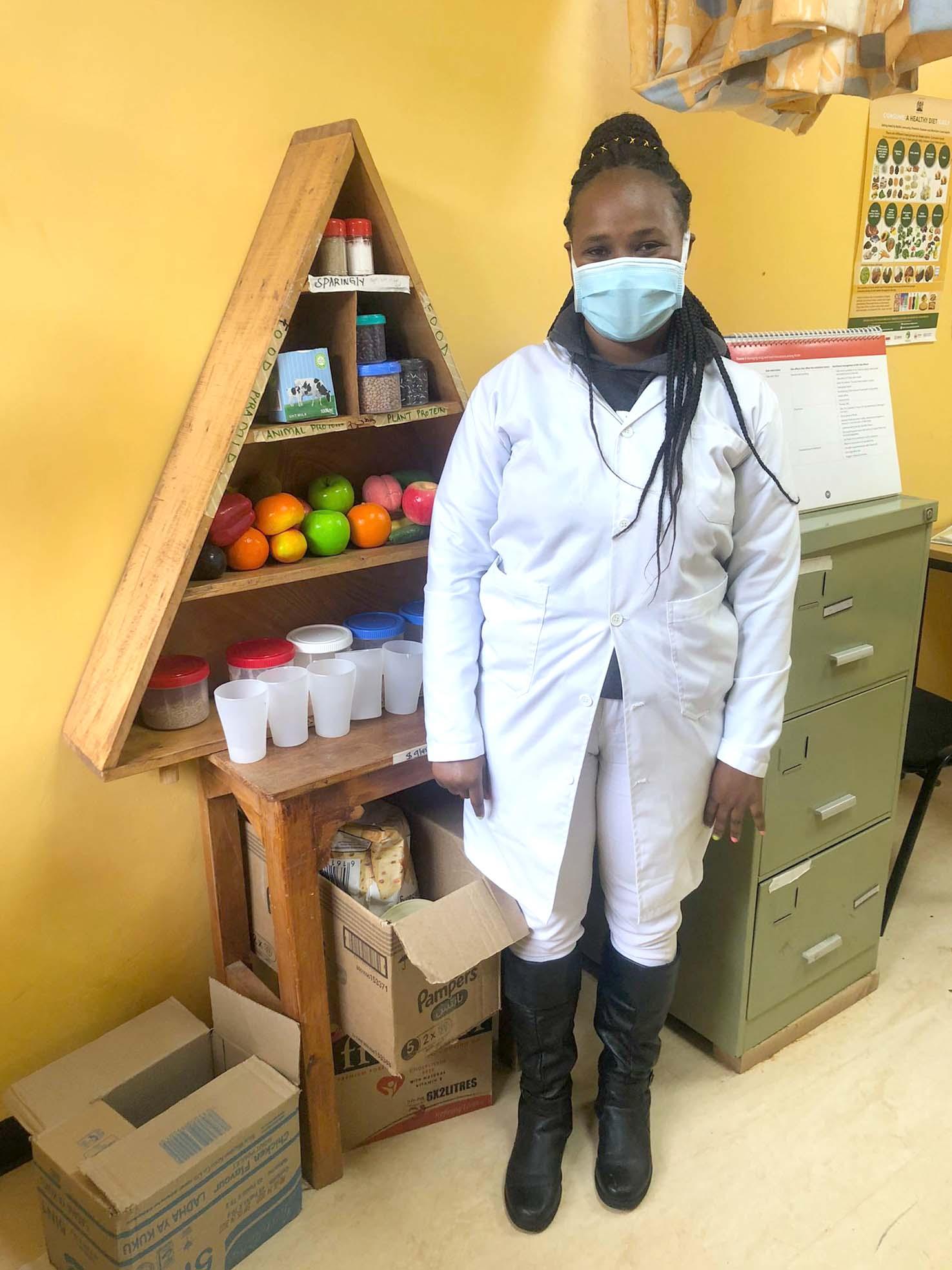 Tabitha, diététitienne à la clinique de thérapie assistée par médicaments de MSF à Kiambu, Kenya, donne des formations en nutrition aux patients. Avril 2022 
