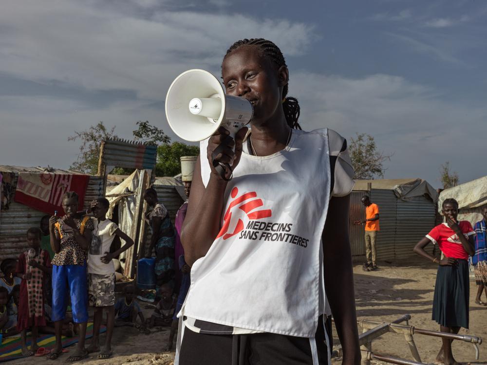 Promoteur de santé MSF, aidant à mobiliser les membres de la communauté dans le camp de déplacés de Bentiu pour qu'ils se fassent vacciner contre l'hépatite E.