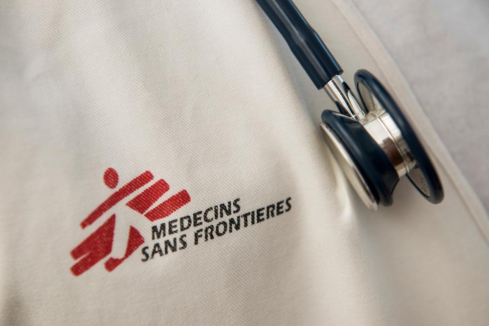 Am Timan, Tchad 2015. Gros plan sur le logo MSF et sur le stéthoscope. © Sebastian Bolesch