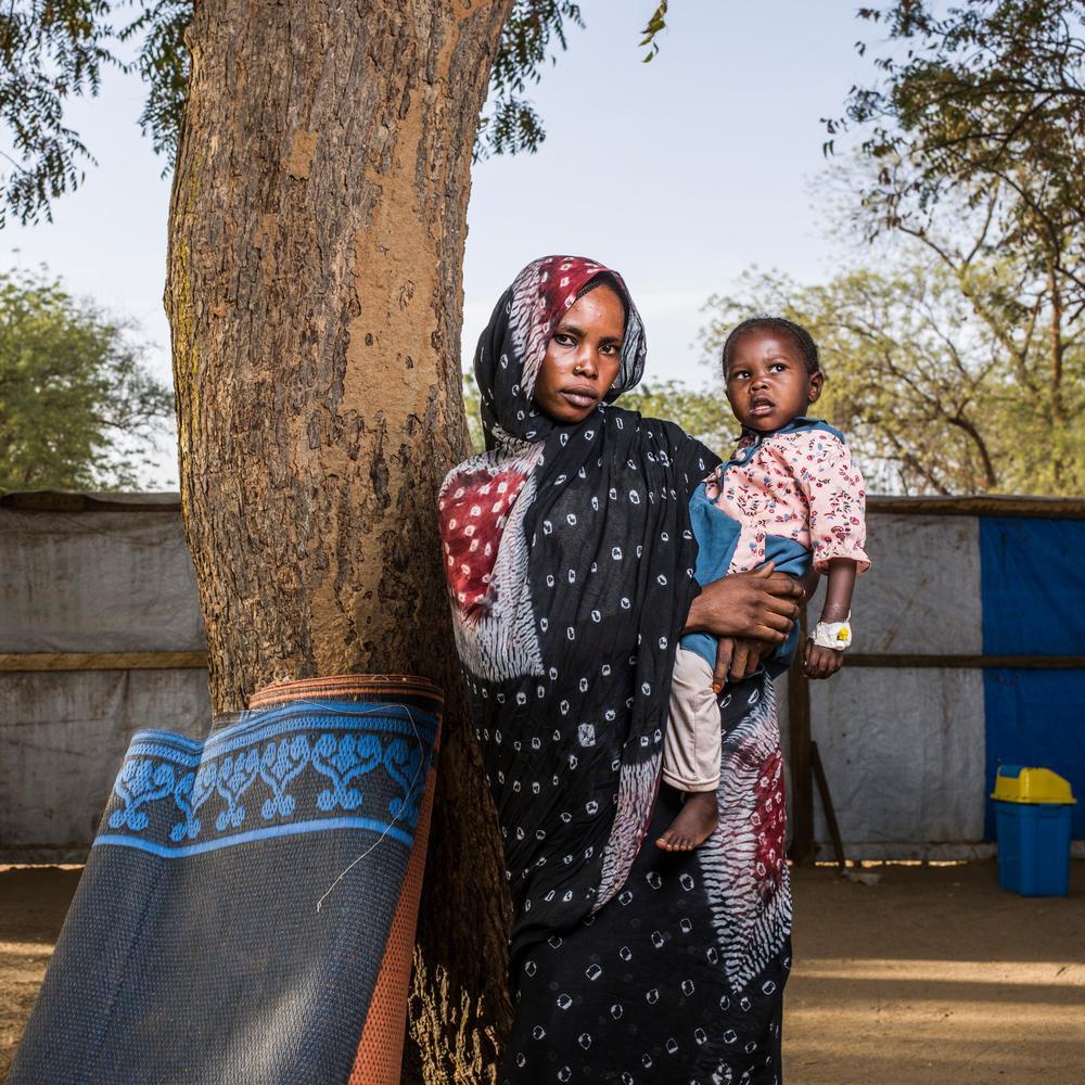 Portrait d'Umsamaha Yacoub, 25 ans, Tchadienne, et de son fils Adam Said, 5 ans, admis dans l'unité de nutrition intensive de MSF. ©Corentin Fohlen/Divergence