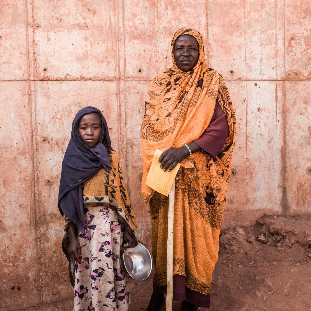 Ashei Mohamed Ahmed and his granddaughter © Corentin Folhen / Divergence
