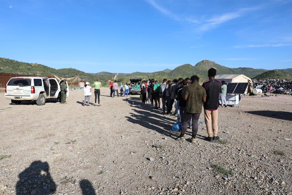 Les demandeurs d'asile qui viennent de traverser la frontière mexicaine pour entrer aux États-Unis attendent que la police des frontières vienne les chercher au camp de End of the Wall.