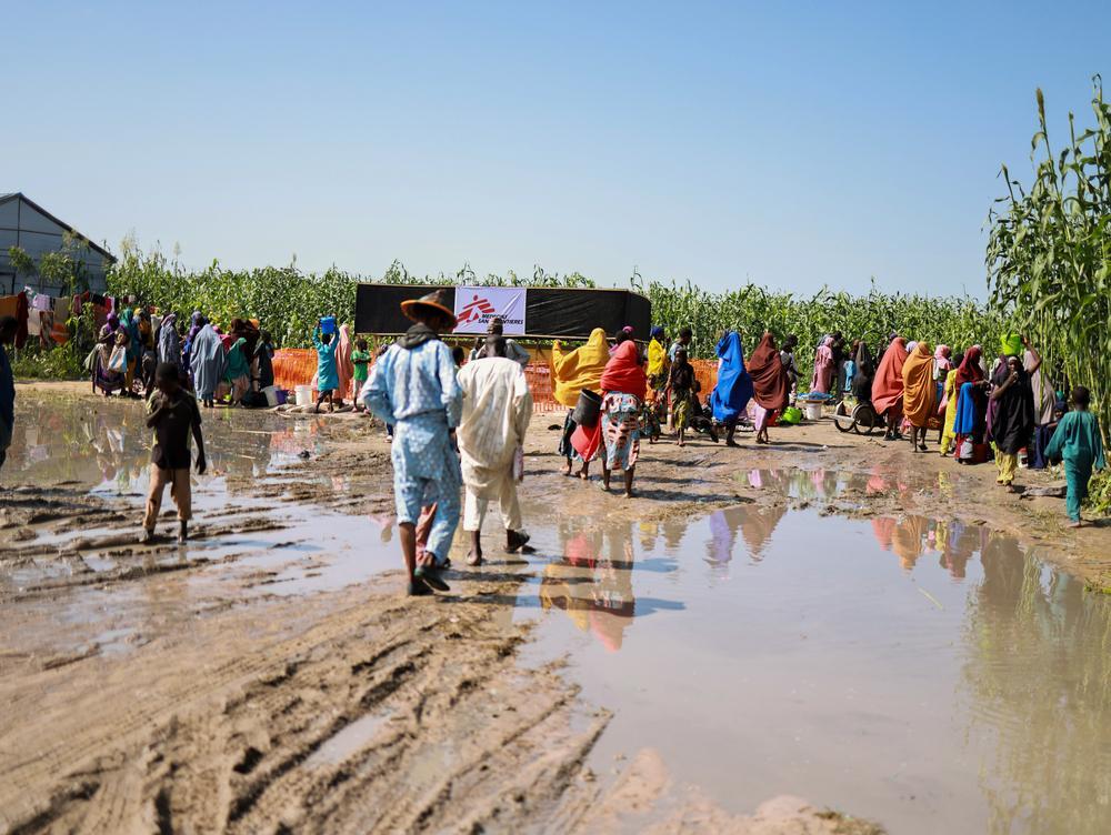 Des personnes déplacées entrent dans le camp de Teachers Village, l'un des 30 camps où les personnes déplacées par les inondations ont trouvé refuge à Maiduguri, dans le nord-est du Nigeria.