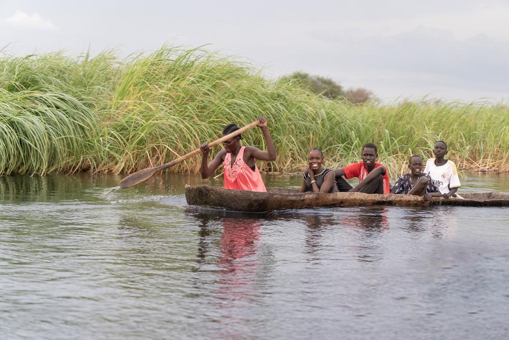 Les habitants d'un village entourant la ville d'Old Fangak se déplacent à bord d'un petit canoë.
