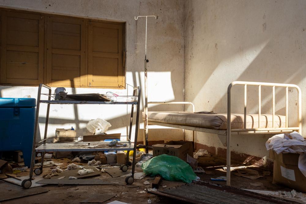 Le cyclone Chido a laissé derrière lui une traînée de destruction, accentuant la pression sur un système déjà affaibli par le conflit en cours à Cabo Delgado, dans le nord du Mozambique. Au centre de santé de Murrebue, des vents violents ont arraché le toit, laissant l'ensemble de l'établissement gravement endommagé.