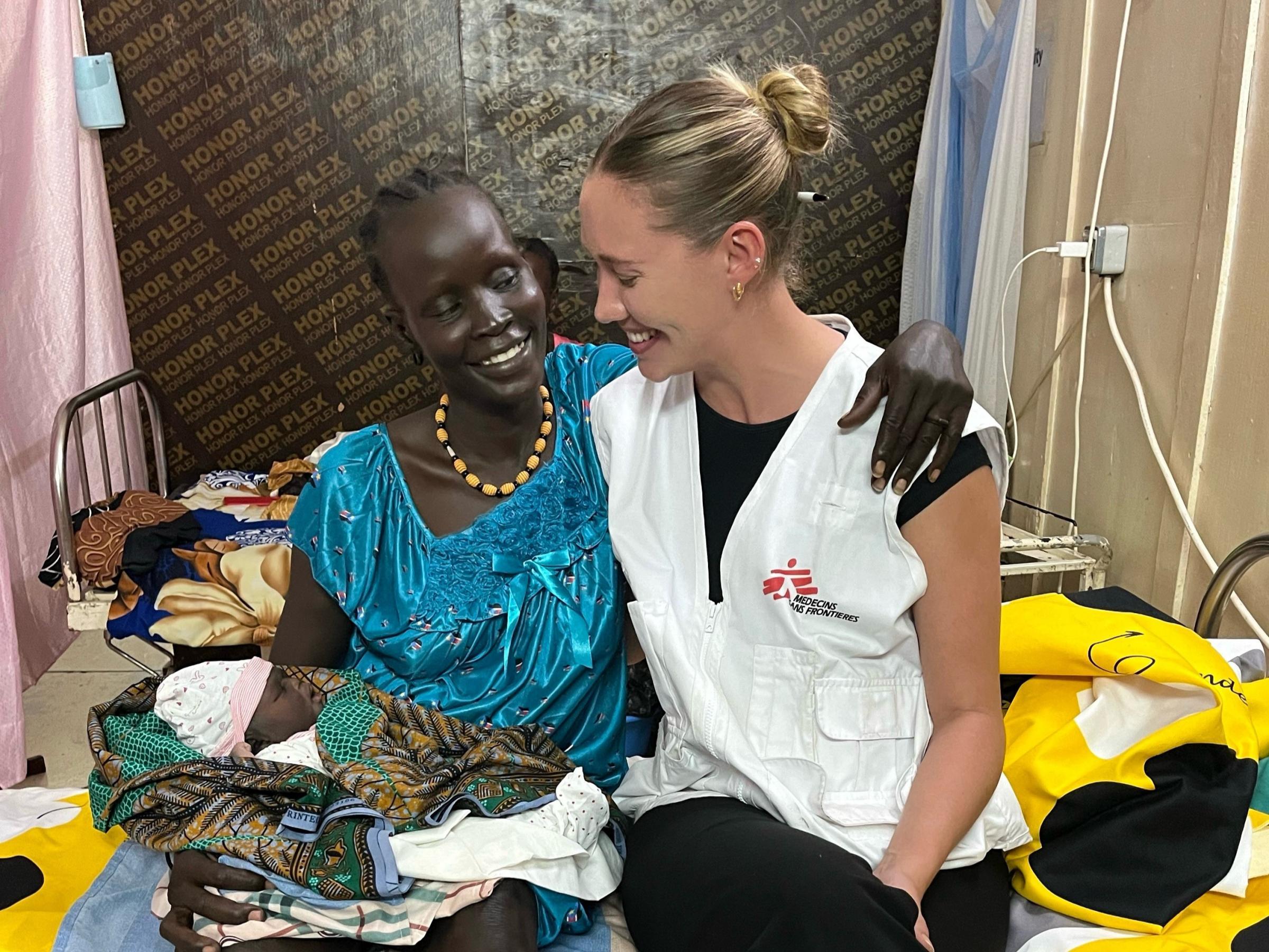 Bébé Nyamuch, sa mère Nyakuola Nguot Gang e tune soignante MSF. Soudan du Sud © MSF
