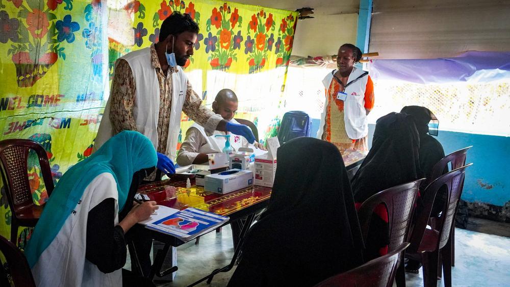 Les infirmières de MSF prélèvent des échantillons de sang auprès de patients dans les camps de réfugiés rohingyas à l'aide de tests de diagnostic rapide (TDR) dans le cadre d'une campagne de dépistage et de traitement de l'hépatite C.