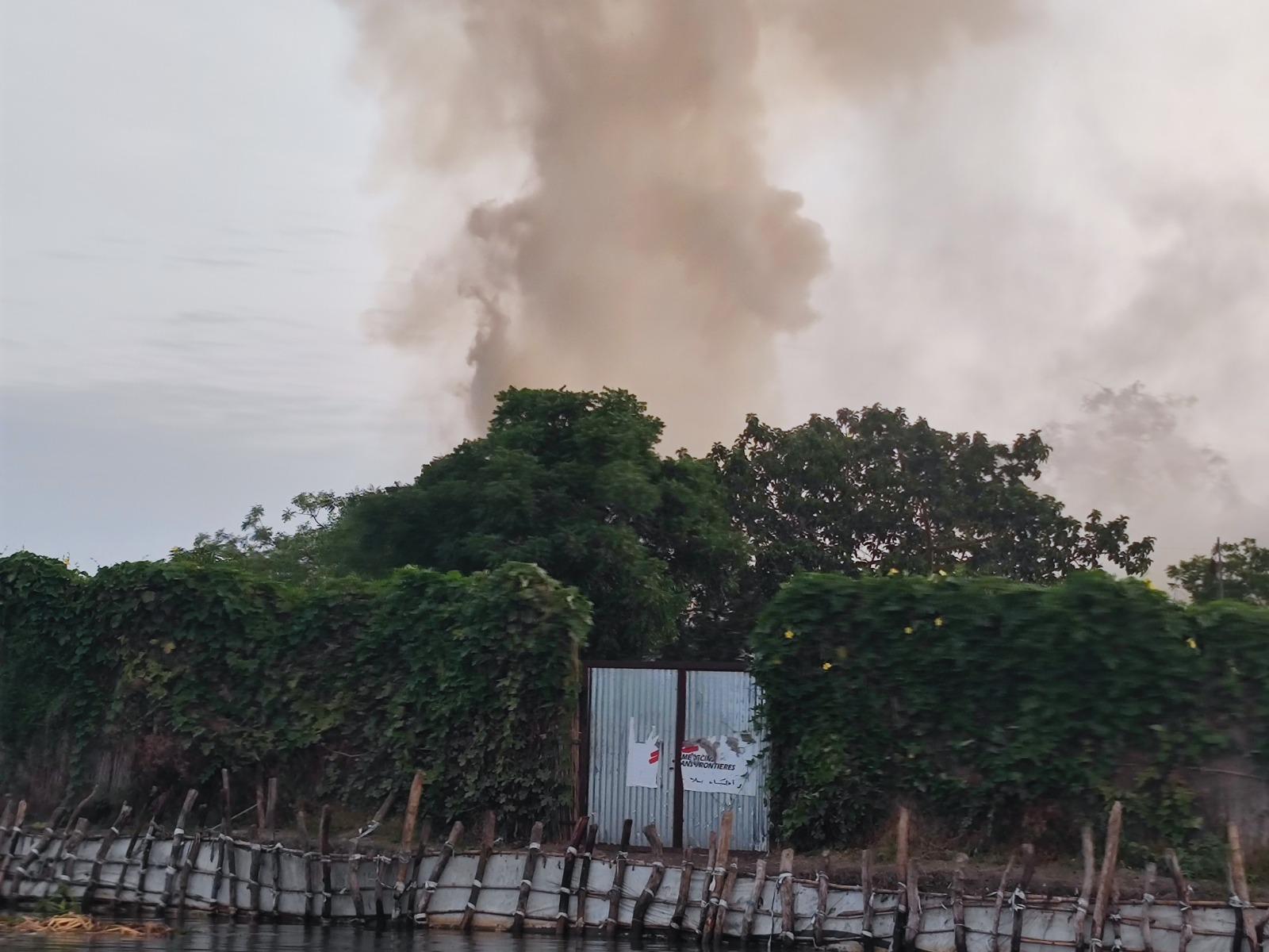 Vers 4h30 du matin samedi 3 avril 2025, une bombe a été larguée sur la pharmacie de l’hôpital de MSF à Old Fangak, l’a réduisant totalement en cendres. © MSF