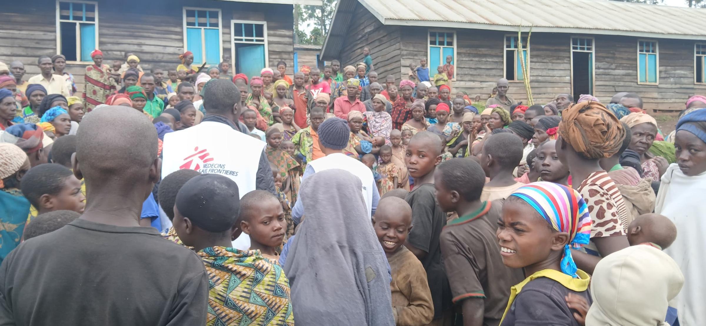 Dans le territoire de Rutshuru, au Nord-Kivu, 'hôpital que nous soutenons à Bambo fait face à un afflux de blessés civils, tandis que les équipes médicales, malgré l'insécurité et la saturation des capacités hospitalières, traitent également la malnutrition sévère et une épidémie persistante de rougeole. RDC, mai 2025 © MSF