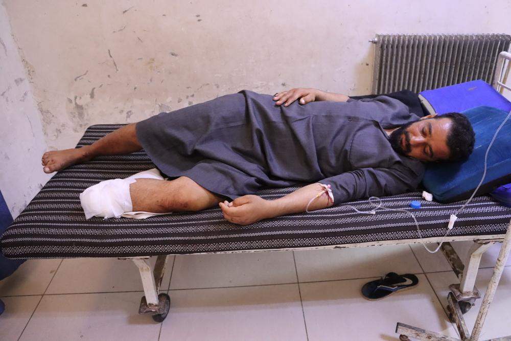 Ali, âgé de 28 ans, a été blessé après avoir marché sur une mine enterrée en périphérie de la ville de Subaykhan, à 18h00 le 12 mai 2025, ce qui a entraîné l’amputation de sa jambe gauche. © Asmar Al-Bahir/MSF