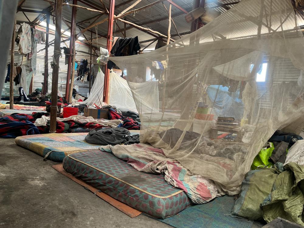 Vue intérieure d'un hangar d'habitation collective sur le site de réfugiés de Musenyi.