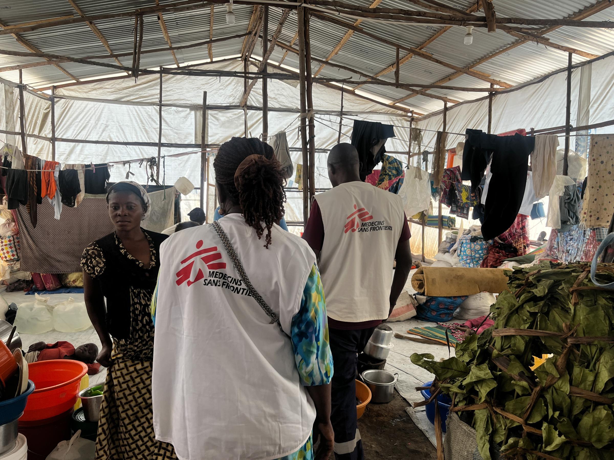 Une équipe MSF dans un hangar servant d'abri collectif sur le site de réfugiés de Musenyi