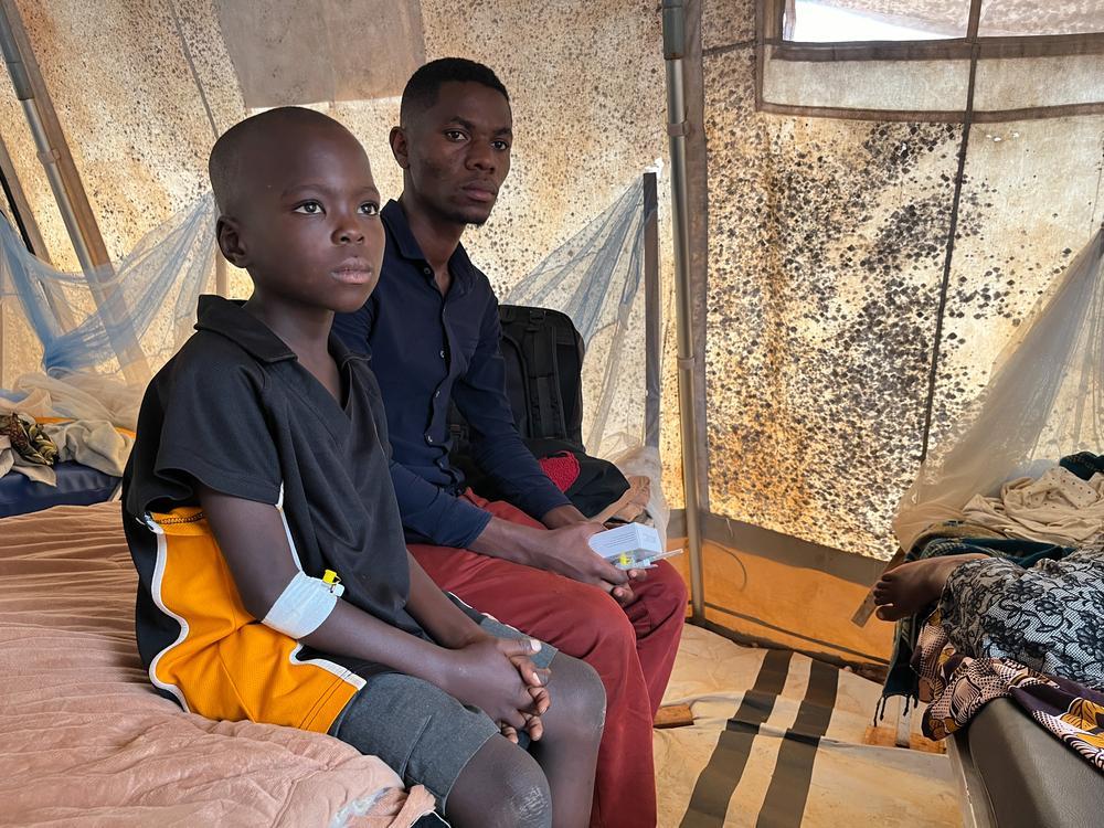 Daudi Ismael (23 ans) et son neveu Shukuru (5 ans) se trouvent dans l'extension mise en place par Médecins Sans Frontières (MSF) à l'hôpital de Gihofi.