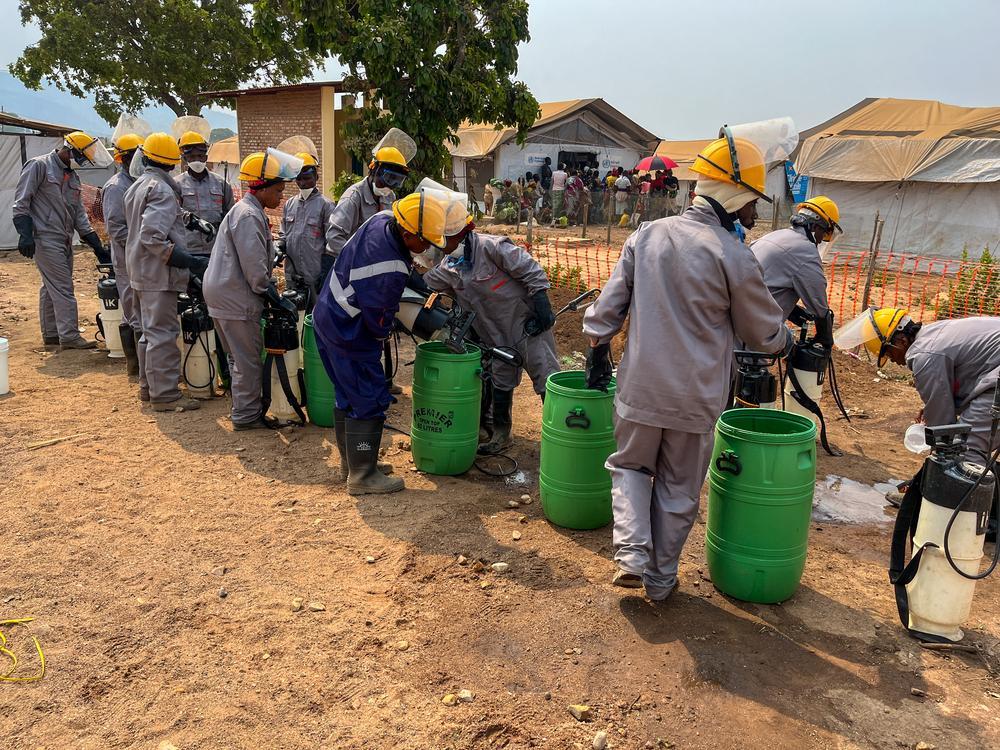 Dans le site de réfugiés de Musenyi, les équipes soutenues par MSF organisent une campagne de pulvérisation à grande échelle et de longue durée contre les moustiques