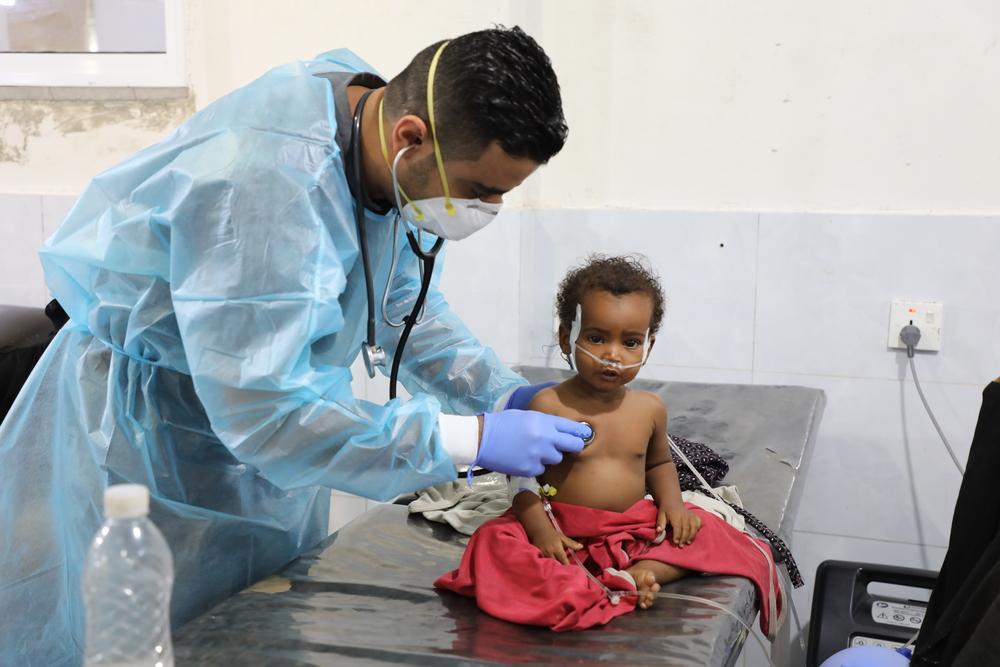 Hadeel Ghazi, âgée de 12 mois, est assise sur un lit de l'unité respiratoire de l'hôpital mère-enfant de MSF à Houban.