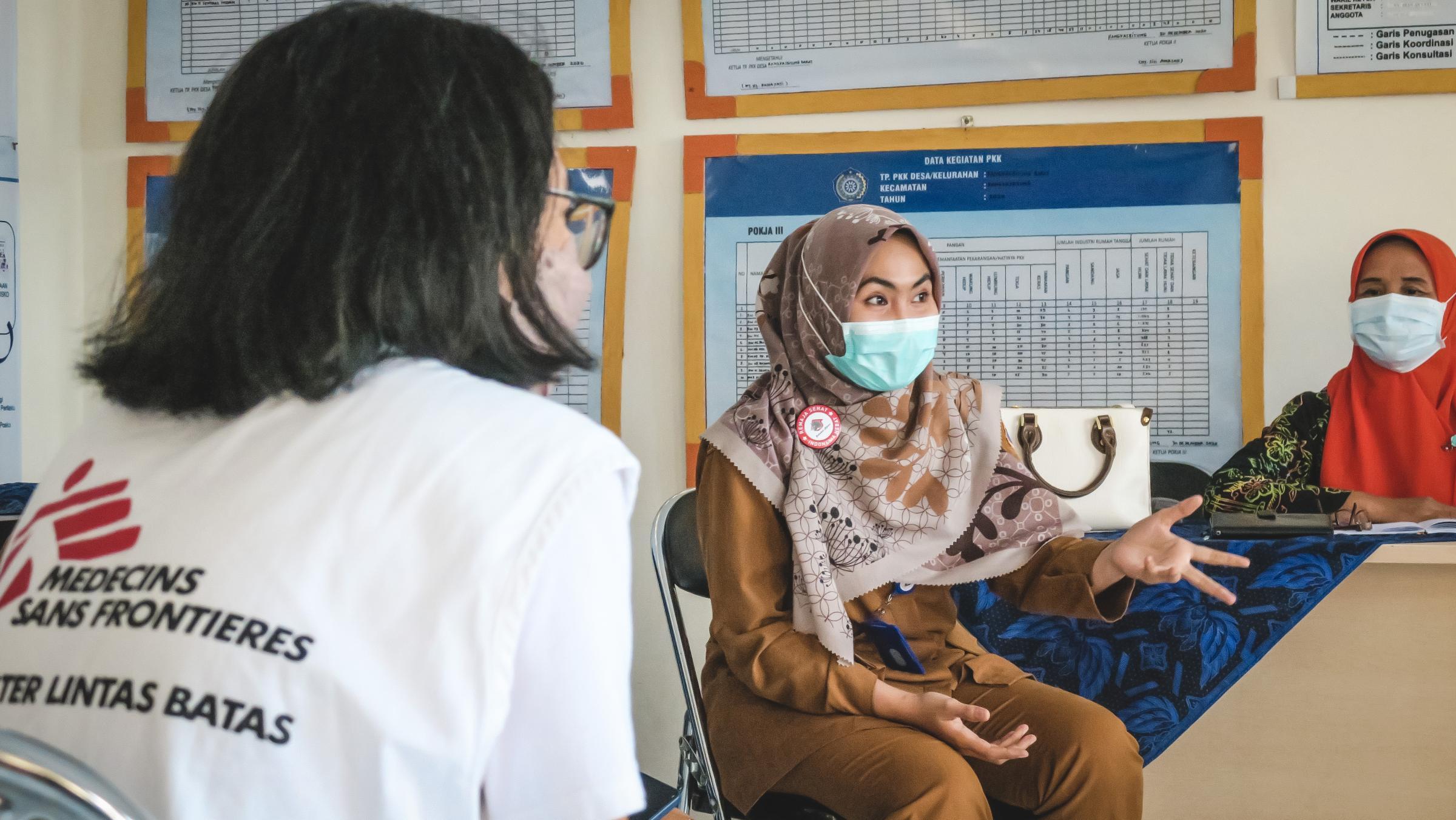Siskha Ekawati, sage-femme du centre de santé de Rangkasbitung, explique que les adolescentes formées ont gagné en confiance depuis qu'elles ont été impliquées dans les discussions avec les autorités concernant le projet de santé des adolescentes.