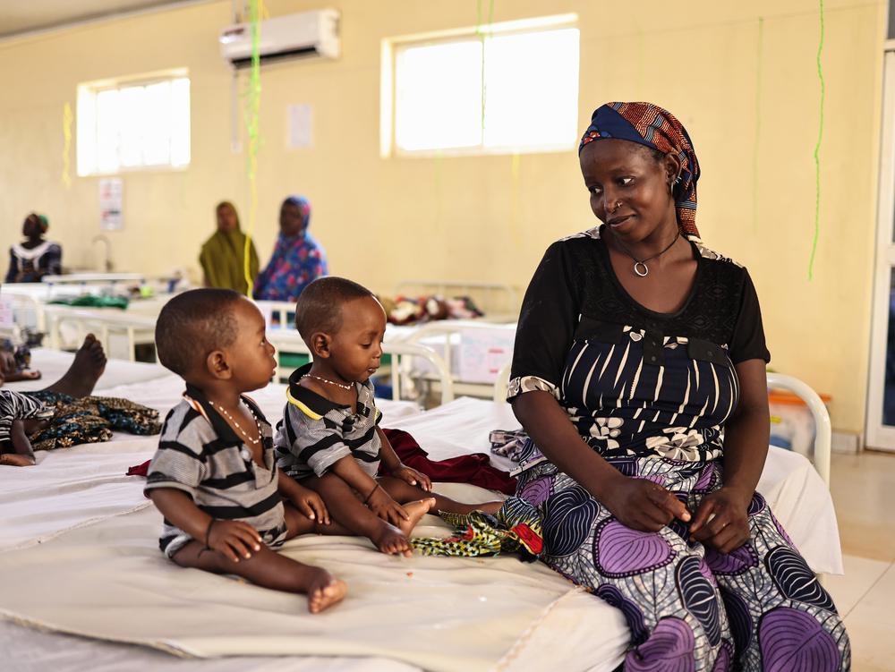 Binta Abdulraziqu est assise à côté de ses fils jumeaux Hassan et Hussaini, tous deux admis pour malnutrition aiguë sévère au centre d'alimentation thérapeutique pour patients hospitalisés de la zone de gouvernement local de Maiyama, dans l'État de Kebbi.