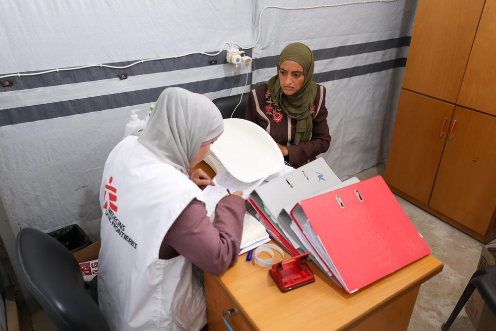 Une infirmière MSF examine Nour, enceinte de sept mois et souffrant de malnutrition.