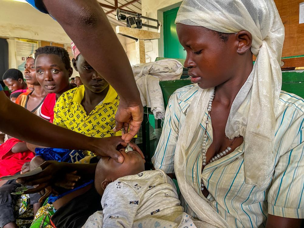 Une infirmière administre un traitement contre le paludisme à un jeune enfant au centre de santé de Kaburantwa, soutenu par MSF, dans le district de Cibitoke.
