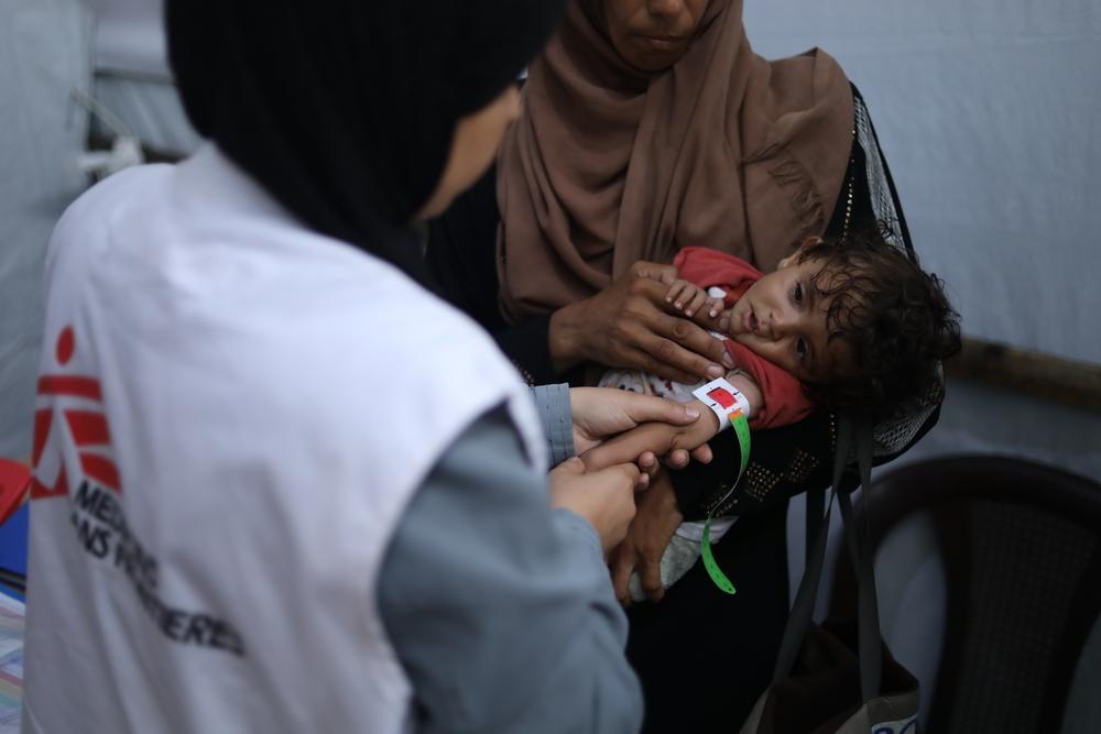 Nour Al-Shaer, âgée de huit mois et souffrant de malnutrition sévère, est examinée par une infirmière de MSF. ©Nour Alsaqqa