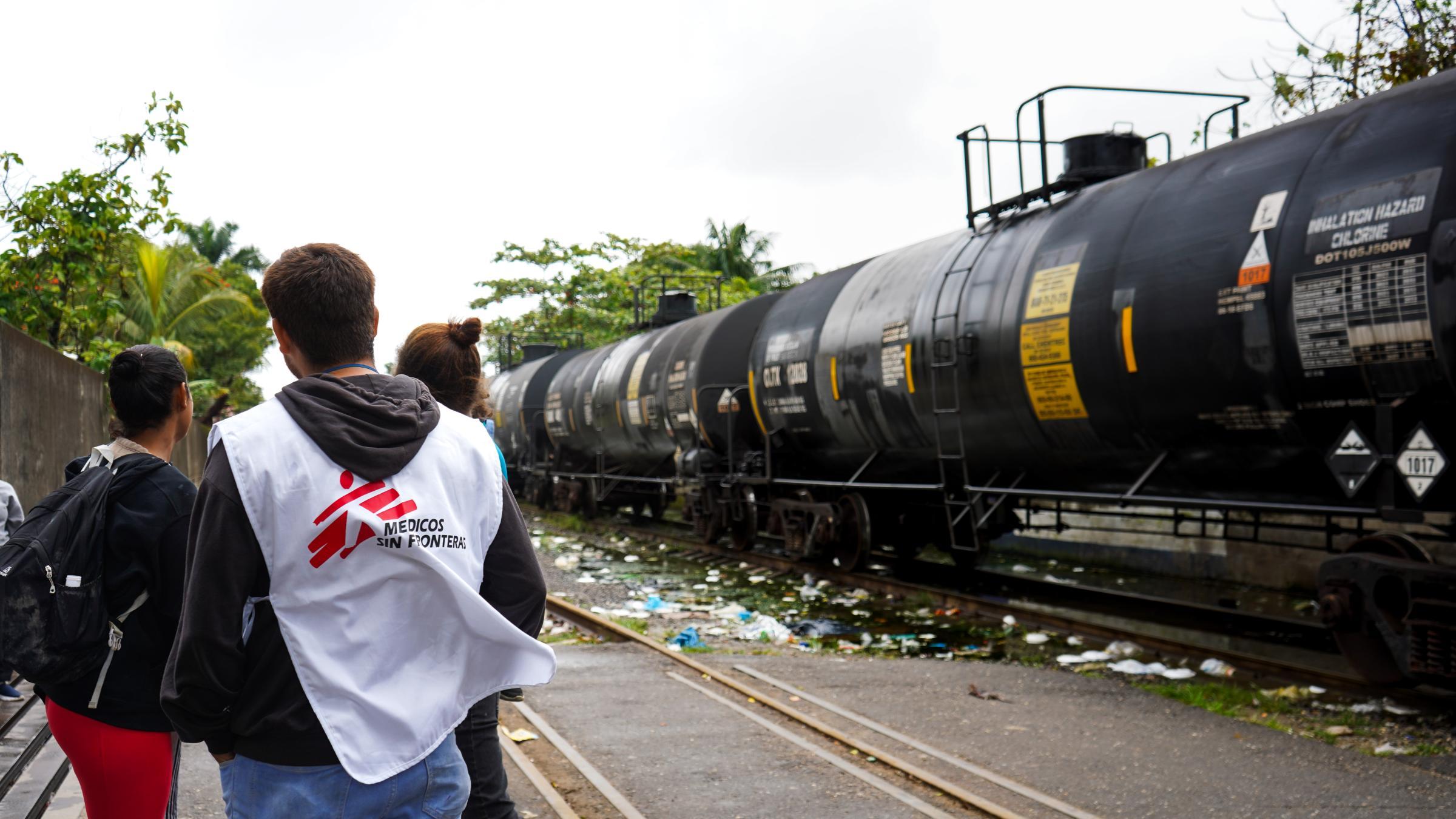 Membre du personnel MSF aux côtés d'un wagon de train au Mexique