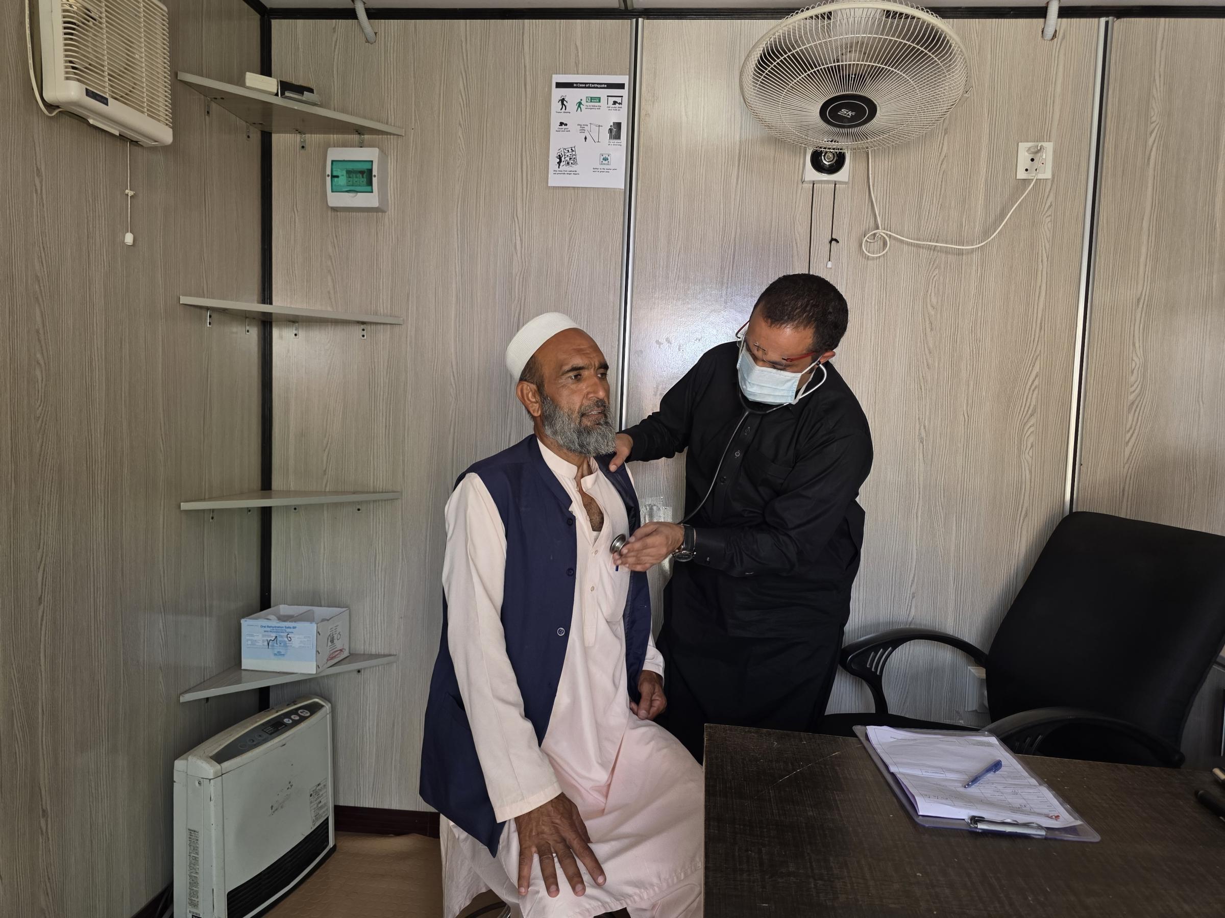Le médecin examine le patient lors d'une consultation ambulatoire, Pakistan