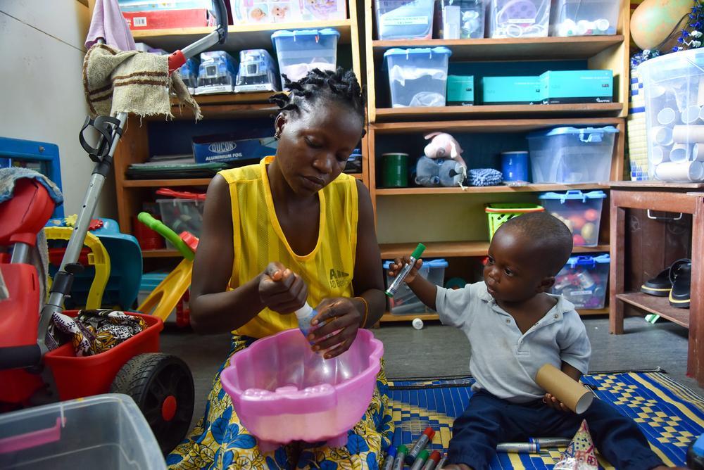 Morrison Williams, 1 an, et sa mère Adama Williams participent à une séance de jeu individuelle à l'hôpital mère-enfant MSF, en Sierra Leone