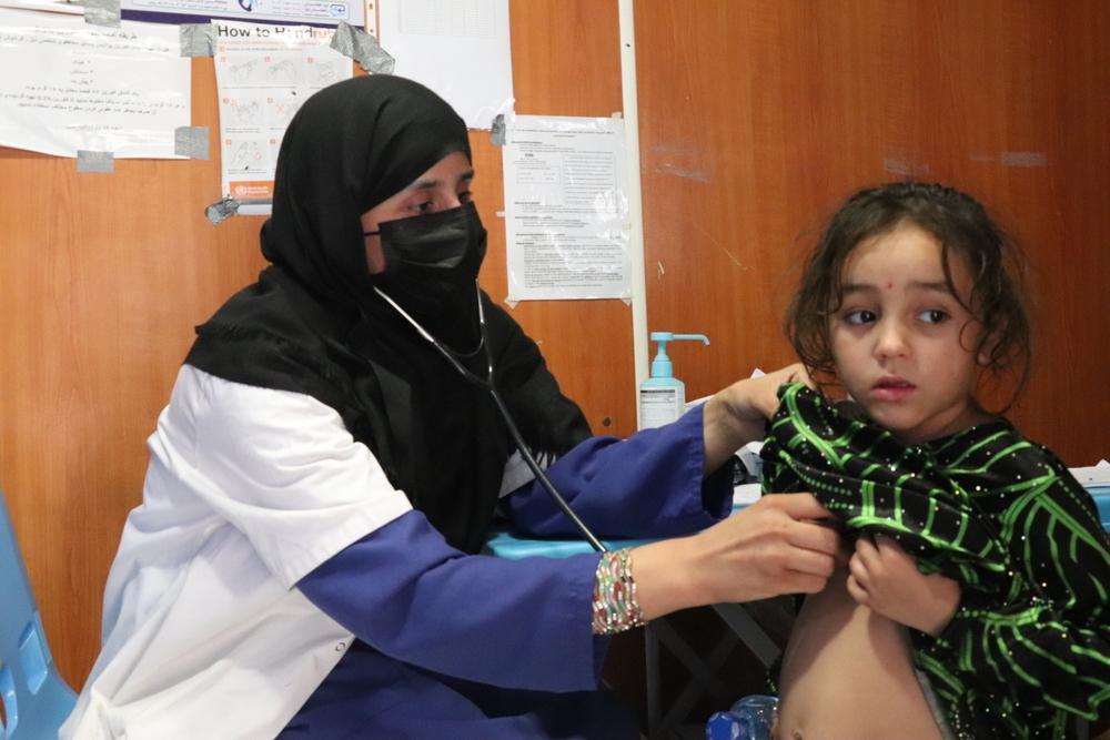 Au service de consultations ambulatoires pour femmes de la clinique MSF du camp de Patan, un médecin de MSF examine Shazia, une fillette de 4 ans souffrant de fièvre et d'une maladie de peau