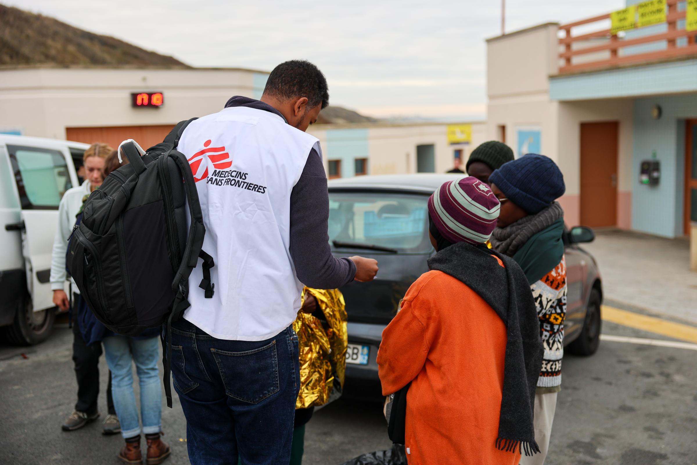 Les membres du personnel de MSF apportent leur aide aux survivants de naufrages ou de tentatives infructueuses de traversée de la Manche pour rejoindre l'Angleterre.