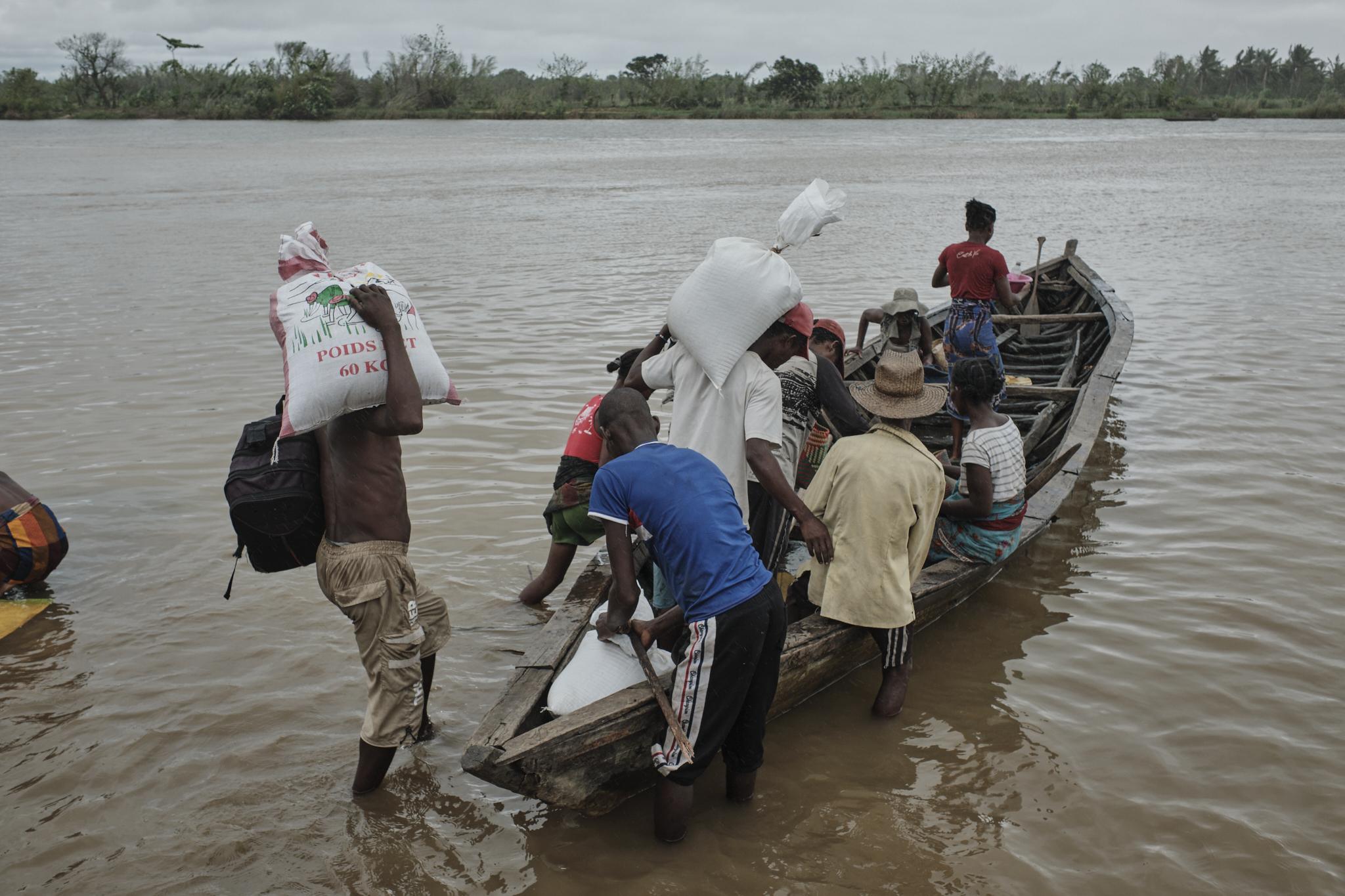Les habitants utilisent des pirogues pour se déplacer sur de courtes distances entre Nosy Varika et les villages environnants, côte est de Madagascar
