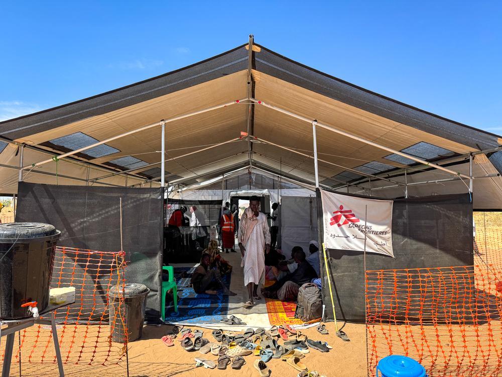 MSF a installé un poste de soins de santé à Tawila Umda pour stabiliser les personnes nouvellement arrivées et transférer les cas les plus graves, tels que les blessés ou ceux nécessitant une intervention chirurgicale, en ambulance vers l'hôpital de Tawila.