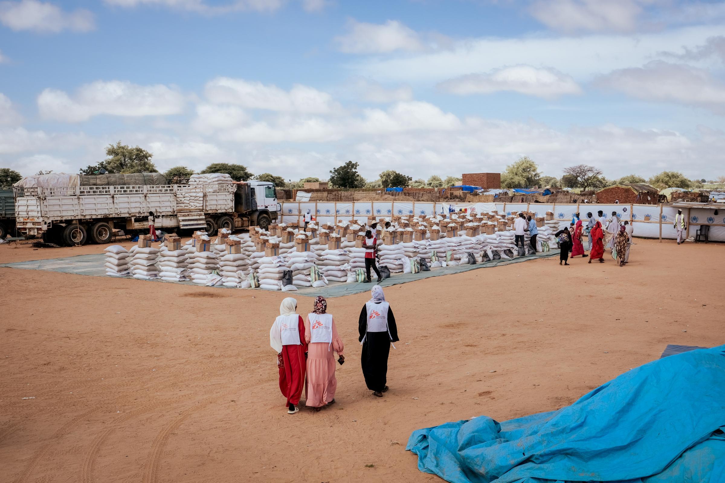 Le personnel de MSF vérifie les détails dans le cadre d’une distribution de nourriture et de kits d’hygiène à Adré, Tchad
