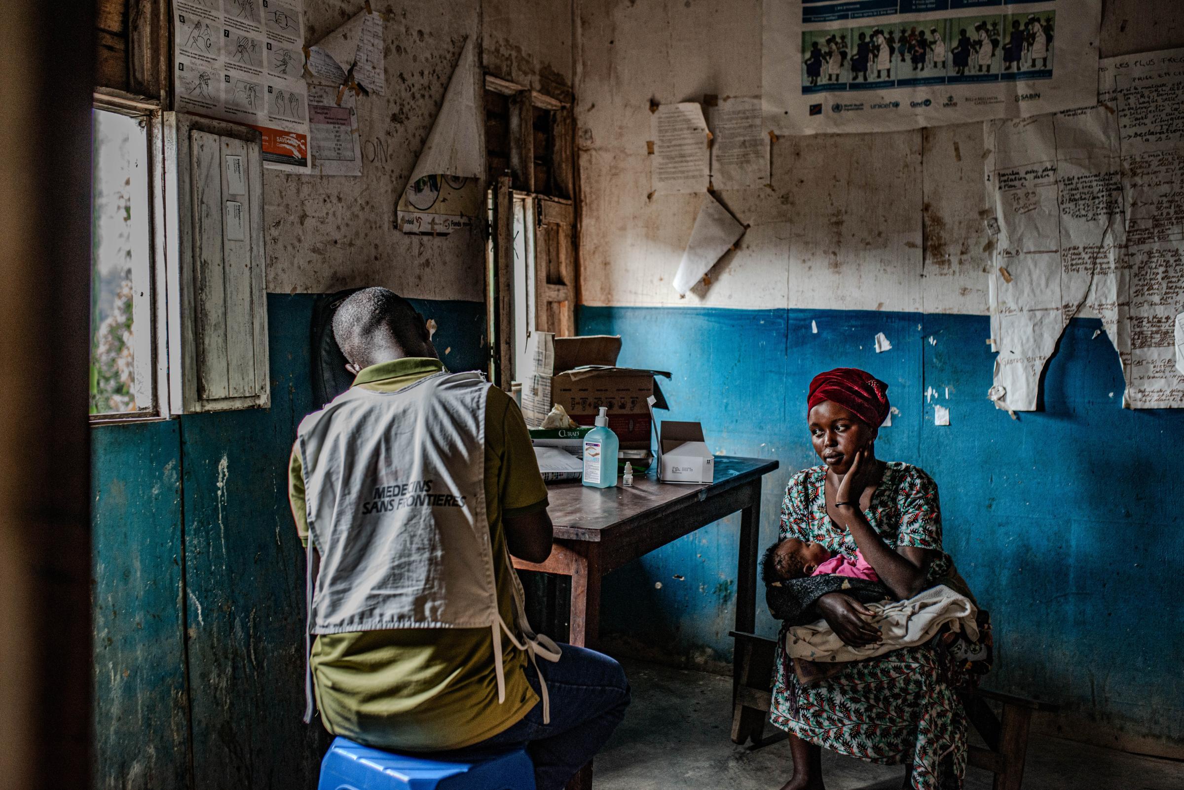 Les équipes MSF ont organisé des cliniques mobiles dans plusieurs localités reculées du Nord-Kivu afin d’évaluer les besoins des populations et d’apporter un soutien aux déplacés des camps de Goma revenus dans leur village d’origine.