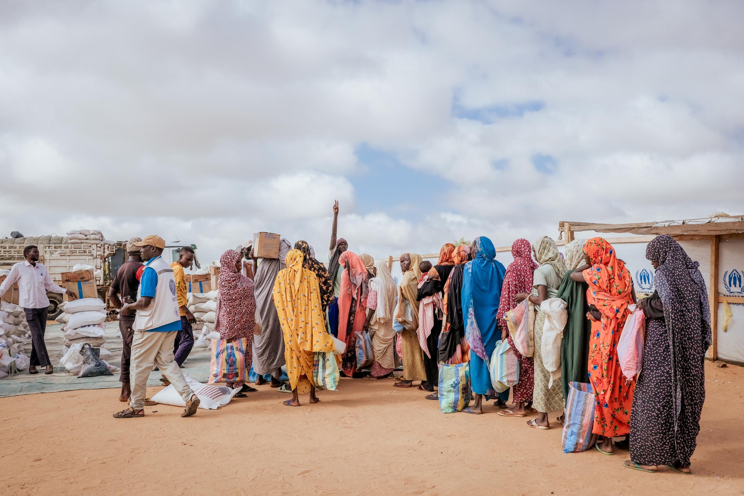 Des personnes patientent lors d'une distribution de savon et de nourriture organisée par MSF et le PAM, par l'intermédiaire de leur partenaire Acted, à Adré, dans l'est du Tchad