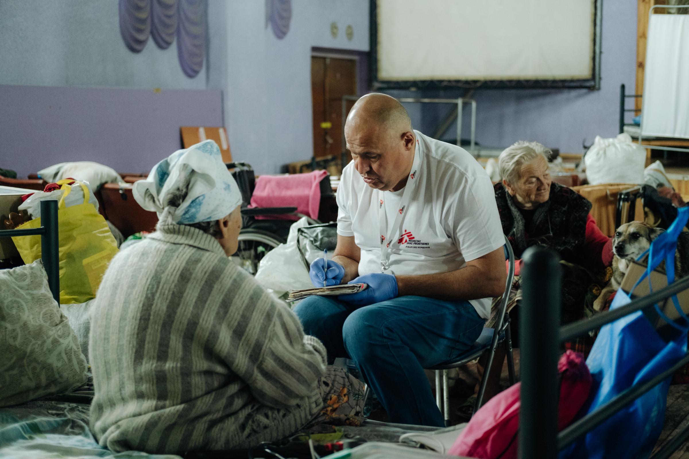 Un membre du personnel de MSF fournit une consultation à une femme au centre de transit pour les personnes déplacées internes dans la région de Dnipropetrovsk.