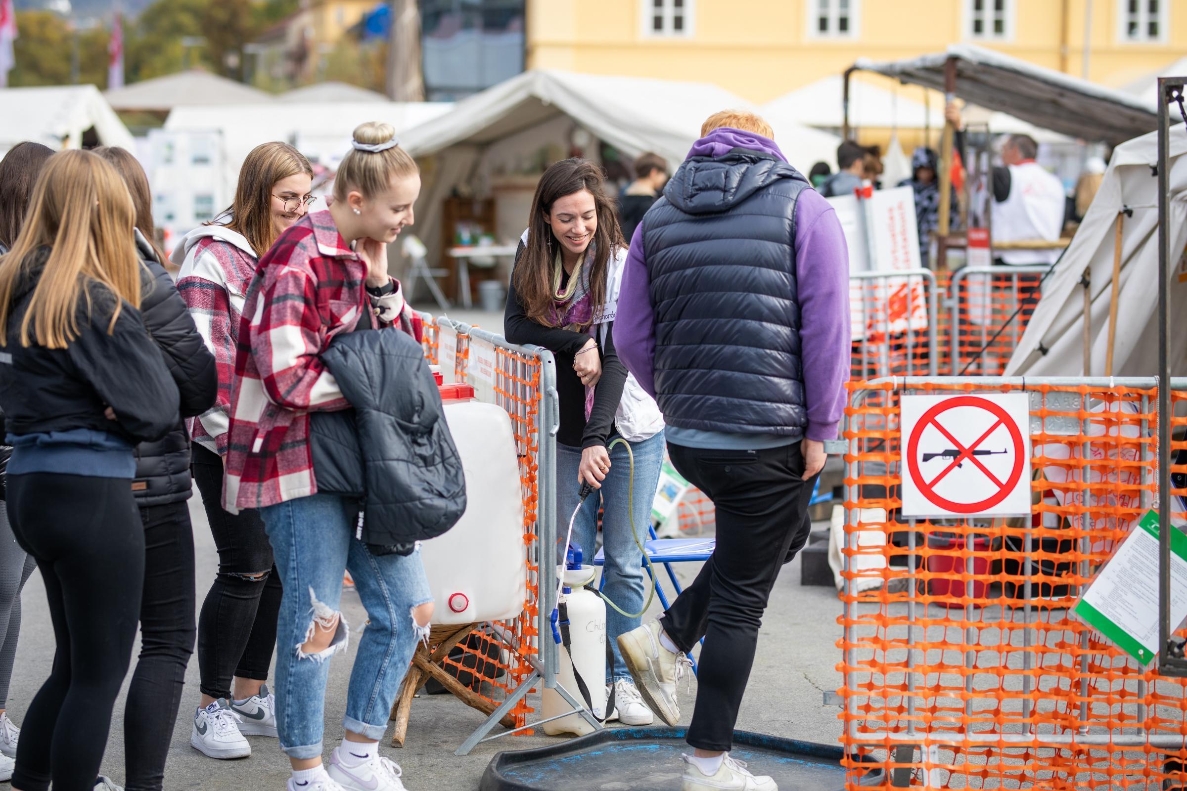 Des élèves entrent dans l'espace Choléra de la Grande Exposition lors de sa diffusion en Autriche