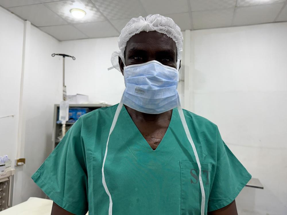 Le docteur Altayeb est chirurgien orthopédiste à l'hôpital de Tawila, dans le nord du Darfour. Après avoir fui El Fasher en raison des violences dévastatrices, il prodigue désormais des soins essentiels, Soudan