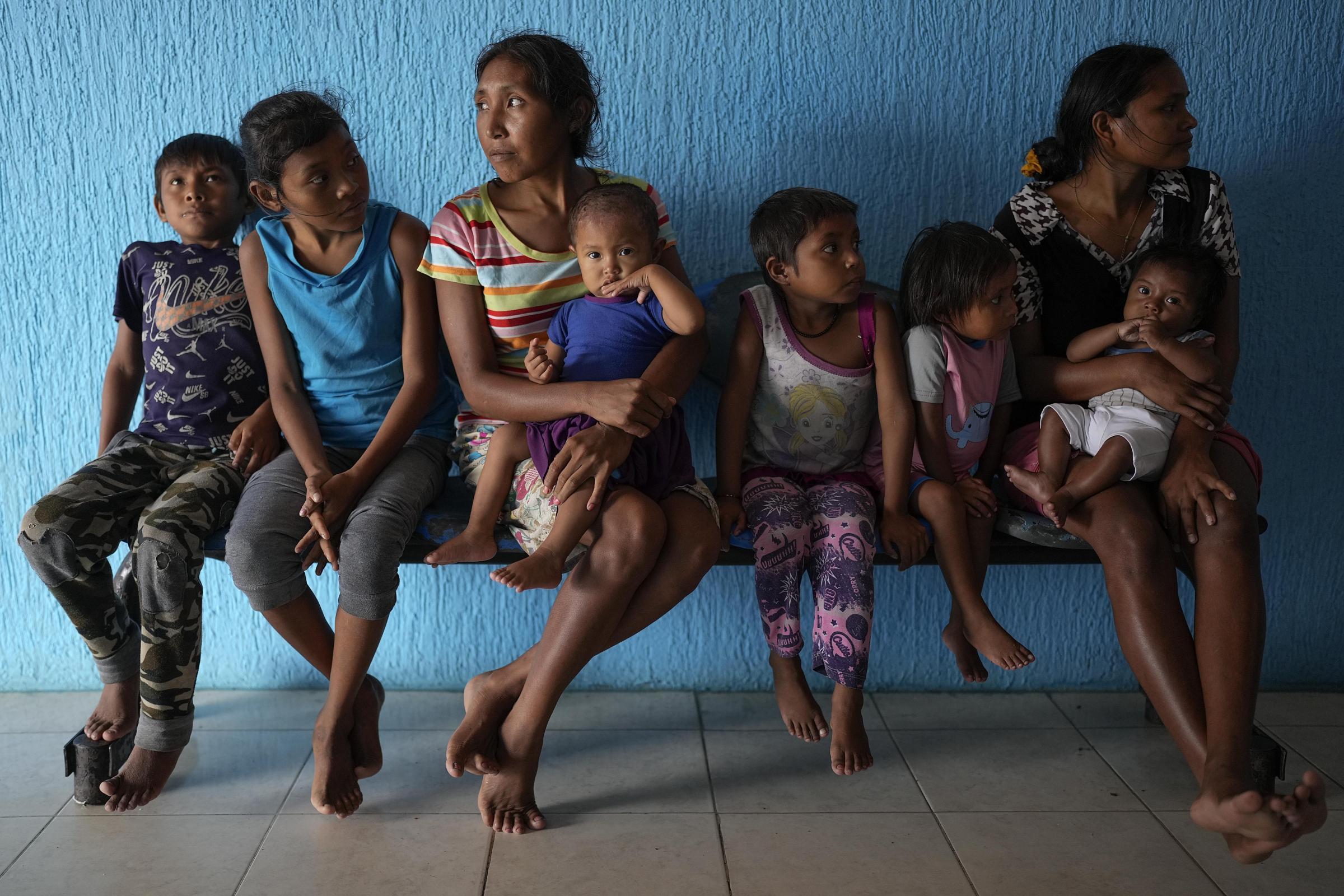 Un groupe de personnes assises sur un banc