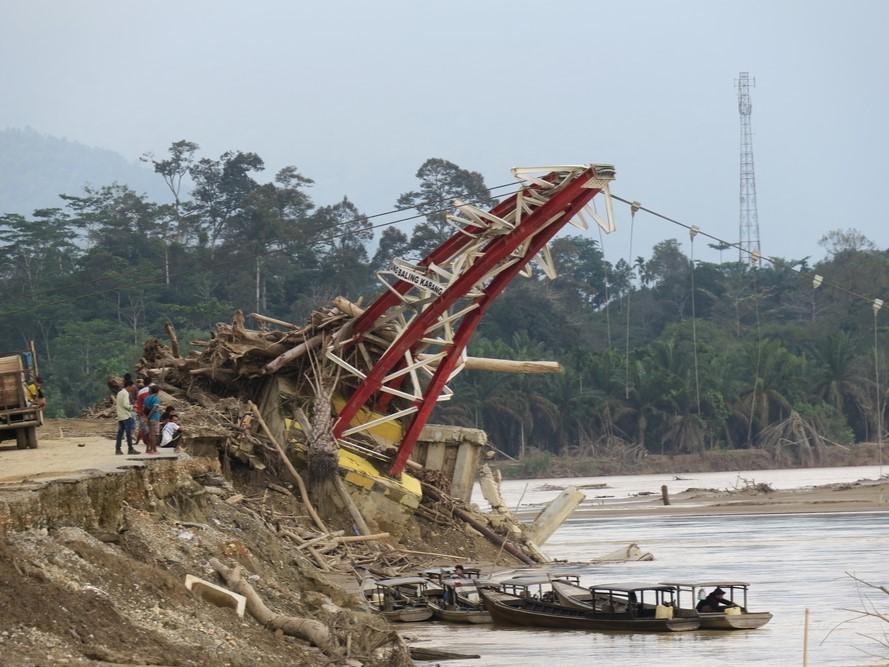 Un pont suspendu a été détruit par des inondations dévastatrices dans le district d'Aceh Tamiang, coupant l'accès au village situé de l'autre côté de la rivière.