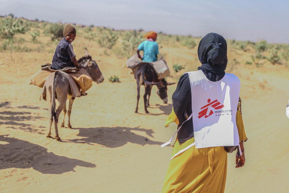 Un agent de santé de MSF partage des informations essentielles sur la prévention de la rougeole et l'importance de la vaccination avec les membres de la communauté dans la région de Disa, Soudan