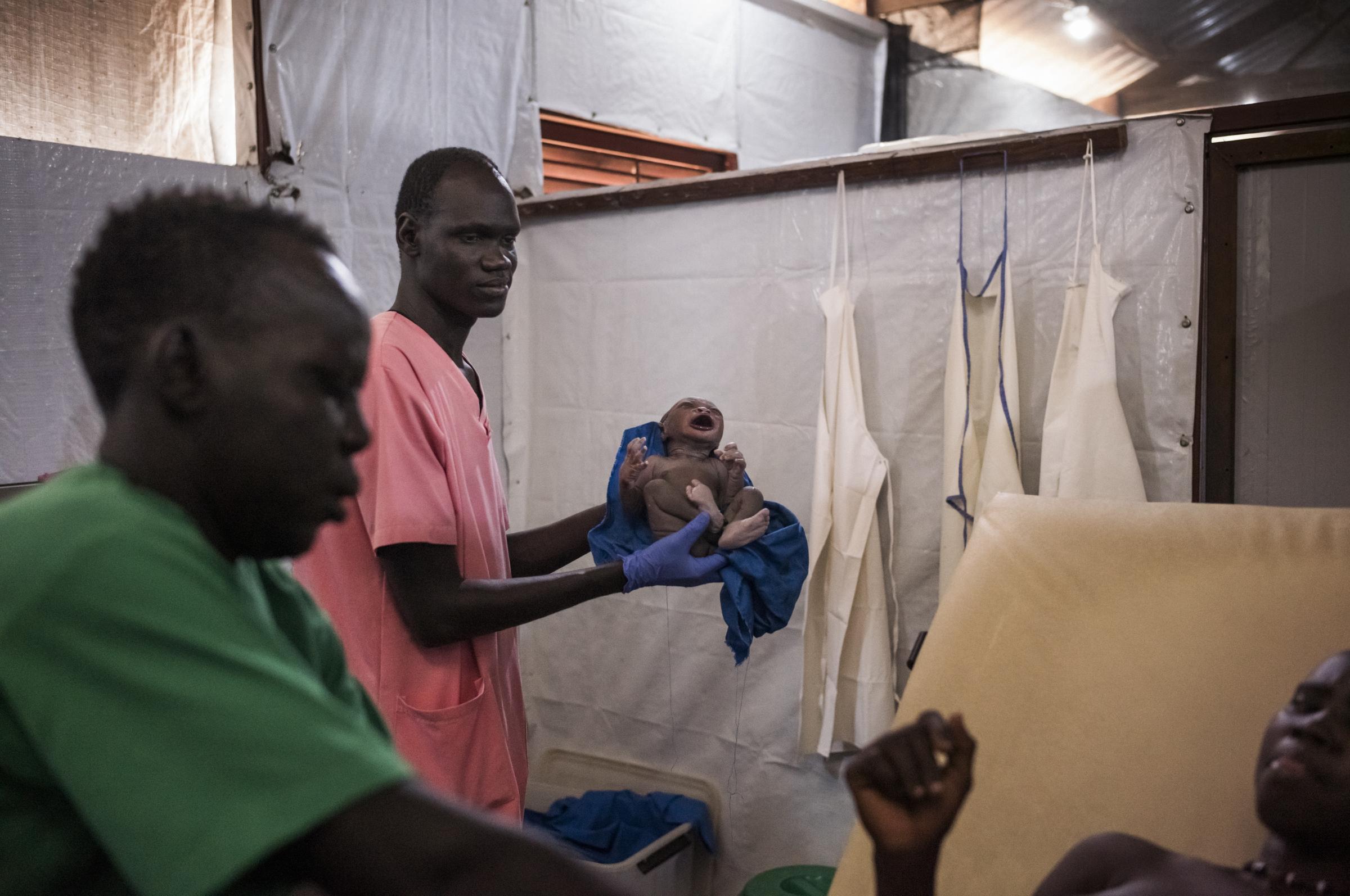 Abuk Magolc Dhal accouche dans l'hôpital géré par MSF avec le soutien de sa mère, Nyadeng Mangolc, Mayen-Abun, Soudan du Sud.