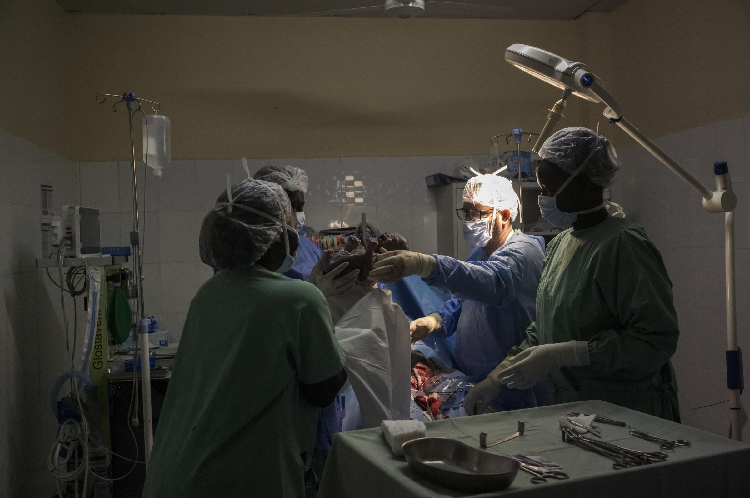 Des chirurgiens de MSF opèrent un patient blessé par balle présentant une fracture comminutive, à Abyei, au Soudan du Sud.