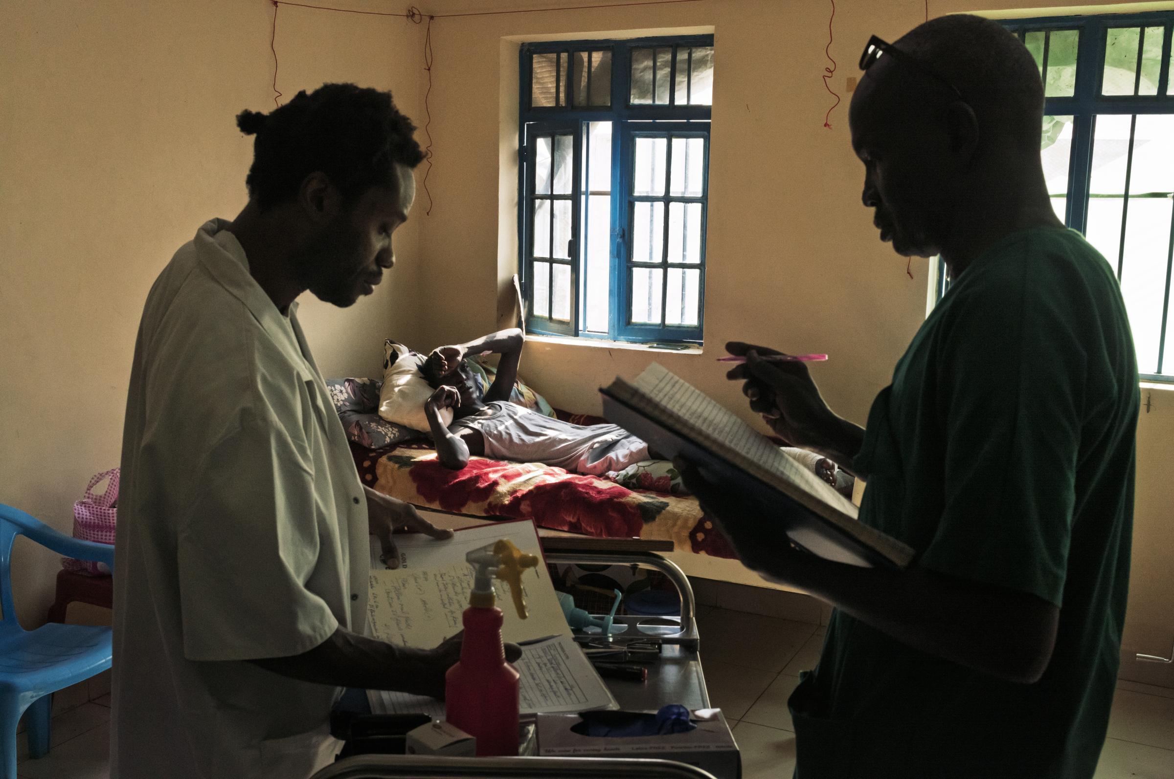 Patients et personnel soignant à l'intérieur de l'hôpital MSF d'Ameth Bek, à Abyei, au Soudan du Sud.